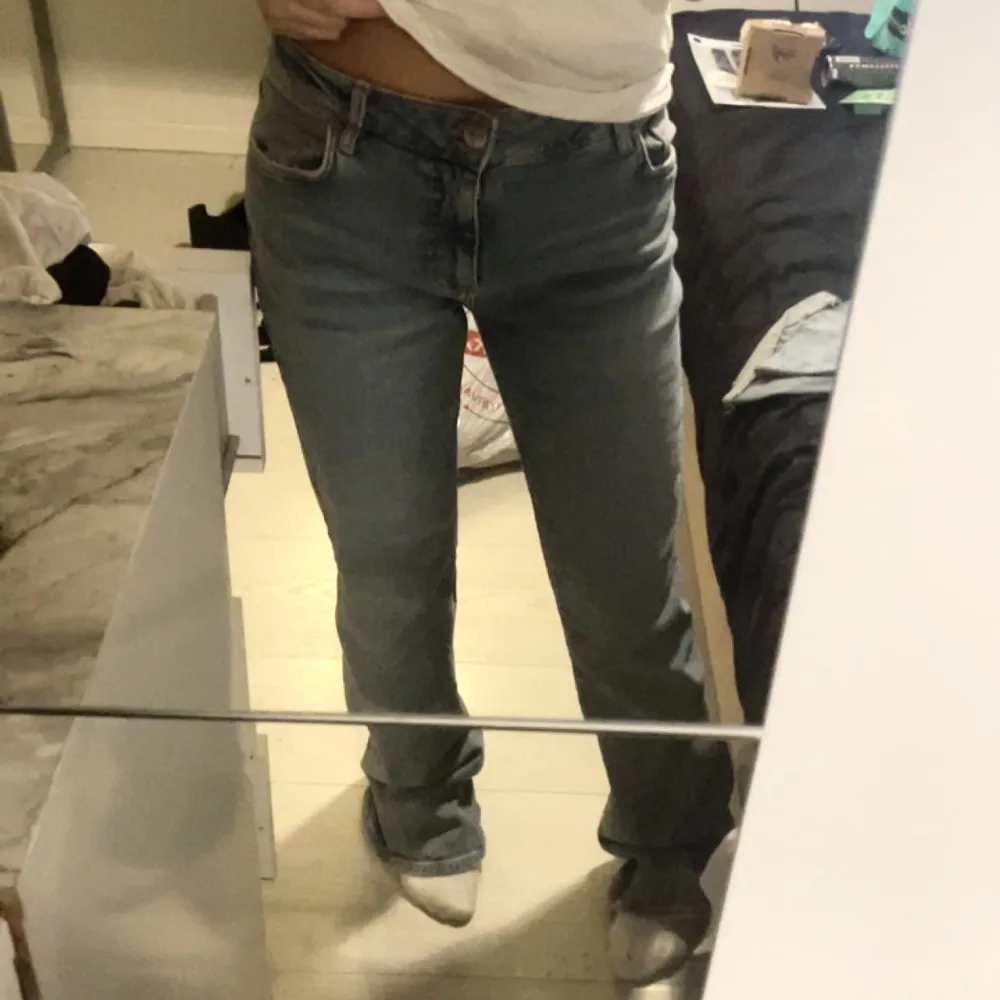 Blåa låg/mid waist jeans från mango. Jeans & Byxor.