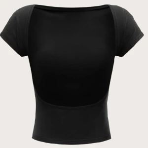 T-shirt - Säljer denna t-shirten med öppen rygg då den aldrig kommer till användning, bra skick då den aldrig är använd🌸