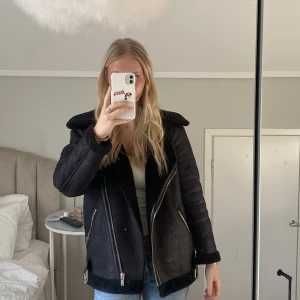 Skinnjacka - Supersnygg och väldigt varm skinnjacka från New Look, perfekt för höst och vinter! Sparsamt använd 🤍🍂