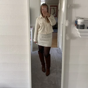 Bruna stövlar / boots - Supersnygga bruna stövlar jag köpt här på Plick. De är från Zalando. Tyvärr kommer de inte till användning hos mig. Nypris: 1000kr. Jag har vanligtvis 38 i skor, så skulle säga att de funkar på både 38/39.