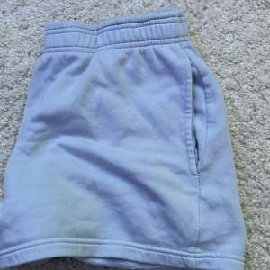 Ett par shorts från Gina Tricot som är använda 2 ggr! Dom är tajt i midja så mer M än L skulle jag säga. 