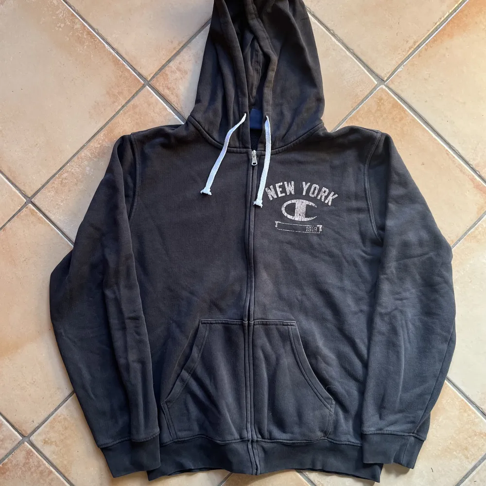 Vintage champion zip up hoodie. Size on tag M, Passar s-m. Hoodies.