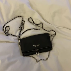 Zadig Voltaire väska - Säljer denna äkta Zadig väskan som jag köpte nyligen. Bara använt den en gång innan. Den är i nyskick. Nypris, 3000. Priset kan diskuteras. Skriv privat för frågor och bilder!❤️ Köparen står för frakten💗