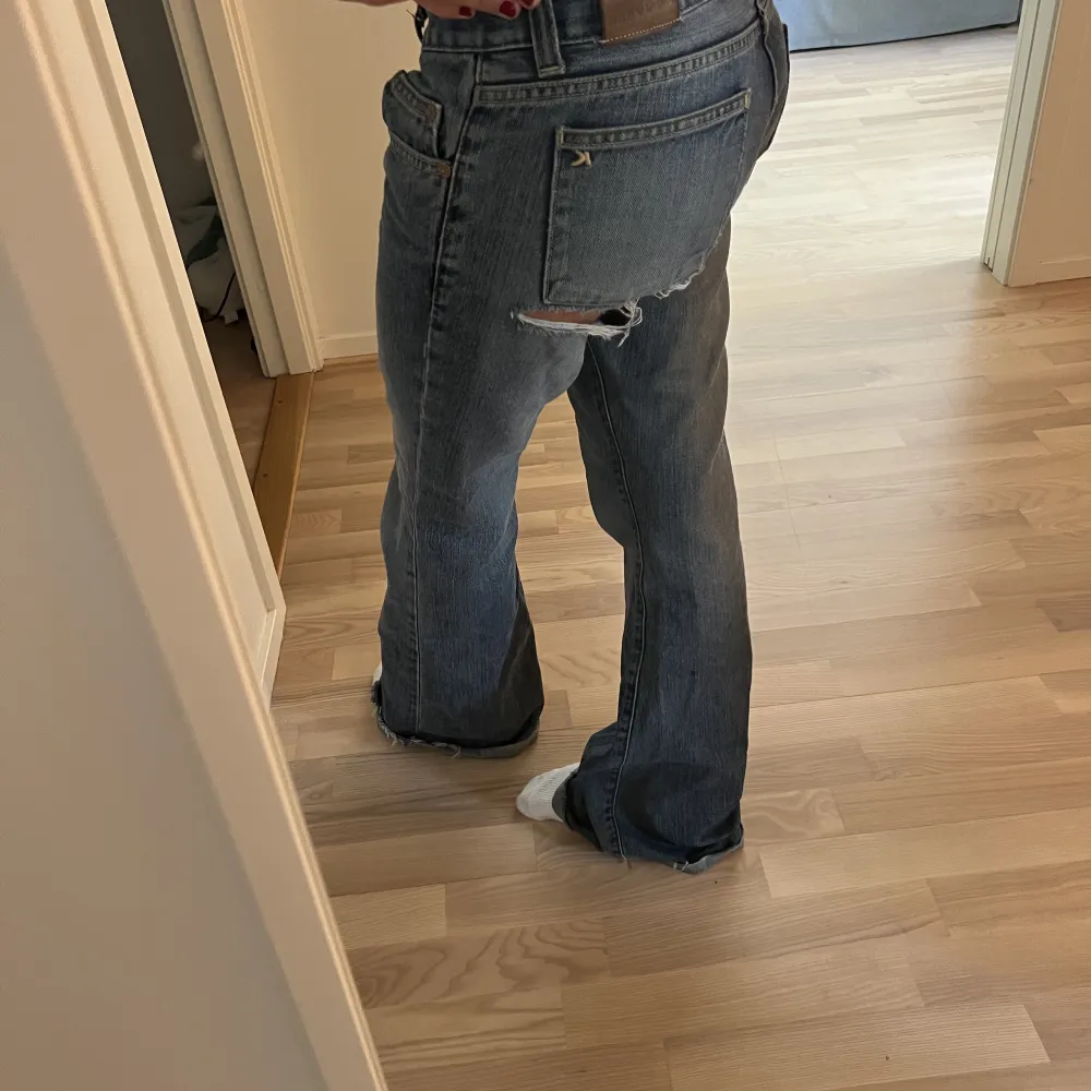 Snygga Lågmidjade jeans med ett hål vid fickan. Jeans & Byxor.