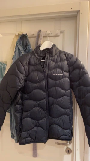 Peak performance jacka - Köpt länge sen men kommer aldrig till användning knappt använd.