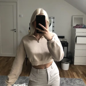 Beiga croppad zip tröja  - Beiga croppad zip tröja från Nelly , storlek s, säljer eftersom dom inte kommer till användning, bra skick, använd Max 3 gånger , priset kan diskuteras💗