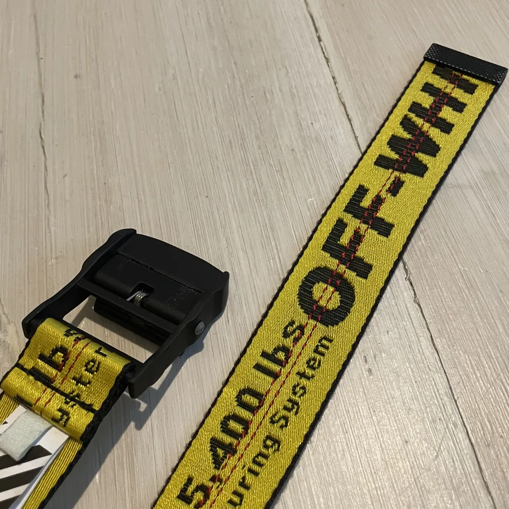 Kortare versionen av Off-whites industribälte. Använt väldigt sparsamt i 3 år. Skick 8/10 Nypris ca 2200kr. Accessoarer.