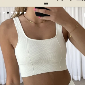 Aimn sporttopp off-white samt tights - Bilden är tagen från aimn hemsida. Toppen och tightsen är bara provad på en gång men annars helt oanvänd.