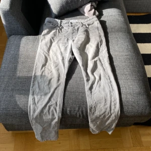 Grå jeans - Grå jeans från Jack and Jones! Använda fåtal gånger! Säljer pågrund av att de sitter lite för litet! Hör av vid intresse!