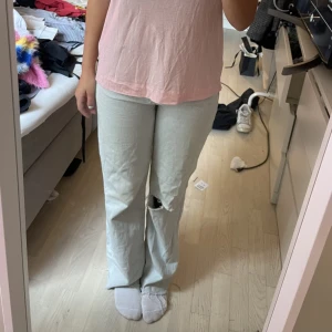 Jeans - Ljusa jeans med hål i 
