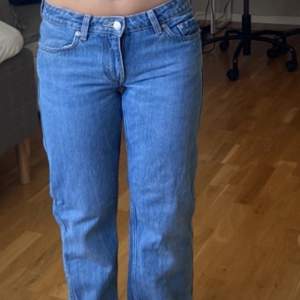 Blåa Low mid straight jeans passar till allt! Jätte bra skick och inga skador. Skriv gärna om ni har några frågor eller är intresserad!💗köparen står för frakten!