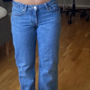 Low mid straight jeans - Blåa Low mid straight jeans passar till allt! Jätte bra skick och inga skador. Skriv gärna om ni har några frågor eller är intresserad!💗köparen står för frakten!