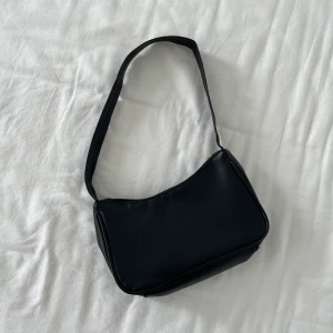 svart mini väska - supersöt svart miniväska 🖤köpt i korea