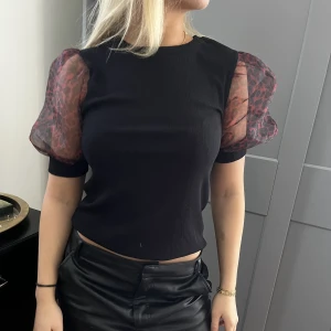 Leopard tröja - Super cool tröja med leopard mönster men tyvärr lite trasig under ena armen 