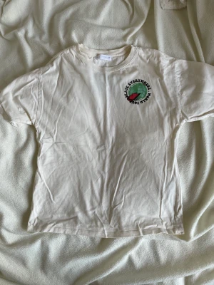 T-shirt med tryck  - T-shirt med tryck från Zara. Jättebra skick. Skicka för fler bilder eller för att se hur den sitter på.💕