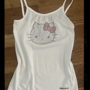 Hello Kitty linne - Jättefint HelloKitty linne med rhinestones i bra skick, inga rhinestones har gått av. Strl 152 men passar mig som har XS/S i vanliga fall 💕passa på o köp idag när det är gratis frakt! 