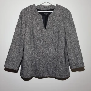 Gråmelerad blazer/jacka - Vintage kavaj/blazer/jacka med dragkedja. Tiidlös och stilsäker. Oversize 36/38 eller normal 42.  Inga skavanker. 67% ull, 22% nylon, 11% silke.