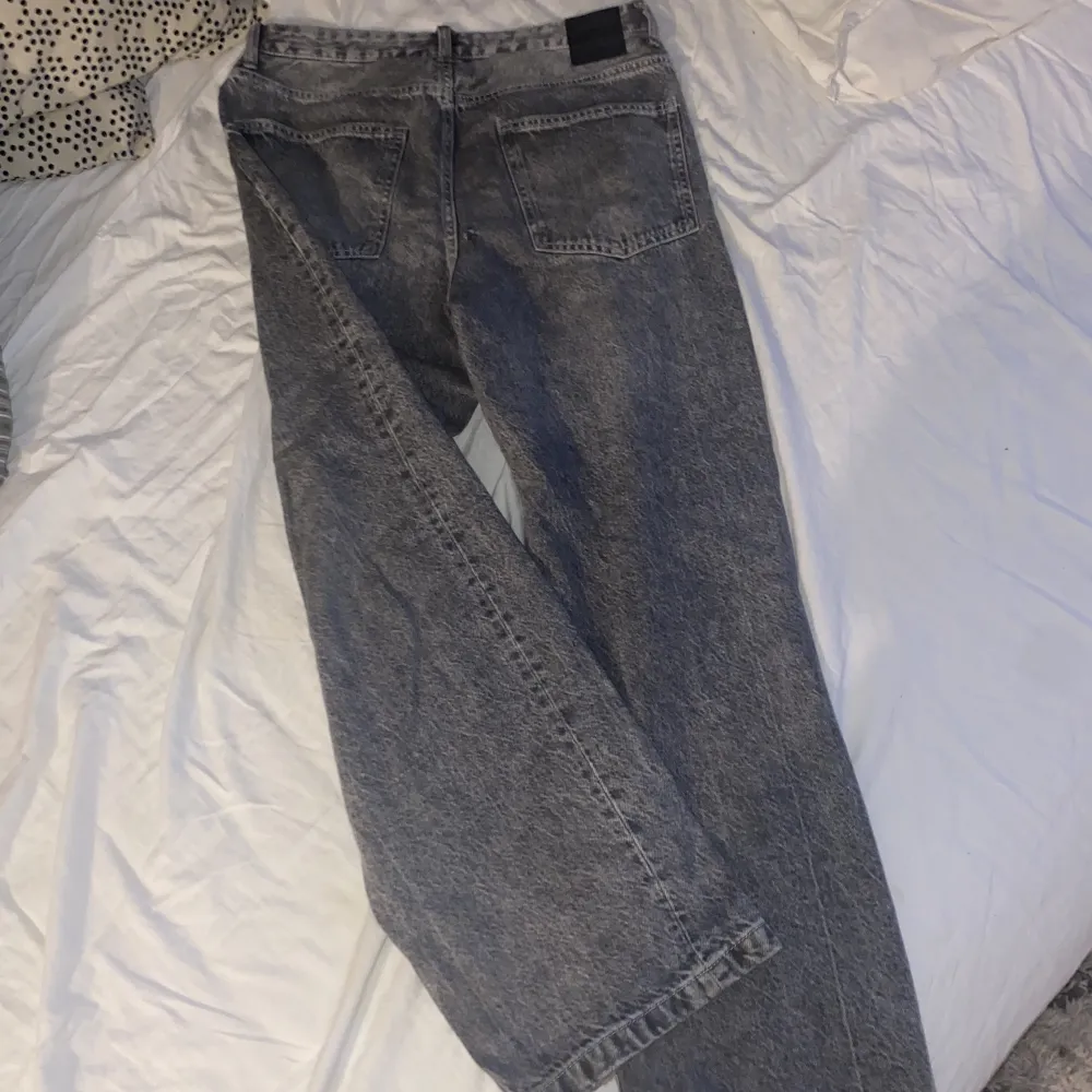 Baggy jeans från bershka köpta i London. Skick:7/10 då det är ett pyttelitet hål på baksidan men knappt synligt, annars är dem i bra fint skick, kanske lite slitna nertill då dom används under sen vinter. . Jeans & Byxor.