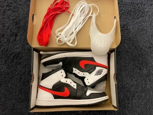 Jordan 1 Mid ”Chile Red” - Jordan 1 Mid ”Chile Red”  Condition: 9/10 Knappast använda  Storlek: 41 EU  Bin: 1000 kr  Bid: 800 kr  Röda och vita skosnören ingår! Creaseskydd till skorna ingår!