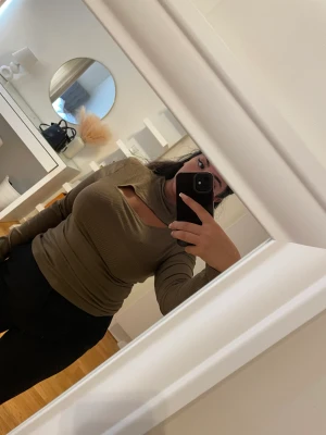 Ribbad tröja från vero moda - Grön super snygg tröja från veromoda. Blivit lite stor på mig och vill att den kommer till bättre användning. Passar perfekt till hösten och vintern. Snygg att styla med ett par svarta jeans!