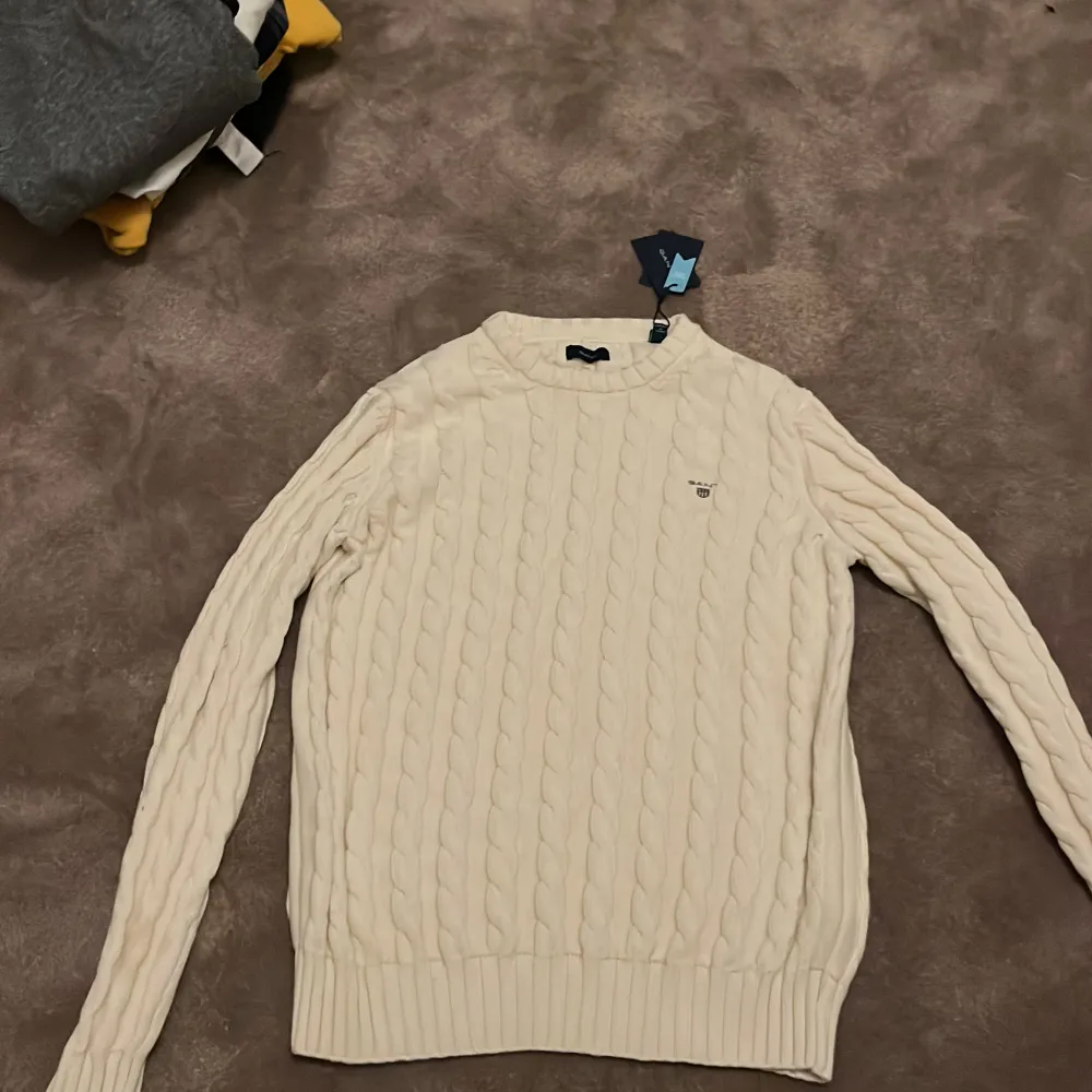 Nice gant tröja 158-164 längd helt o använd med prislapp ord pris 900 kr. Stickat.