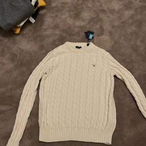 Nice gant tröja 158-164 längd helt o använd med prislapp ord pris 900 kr