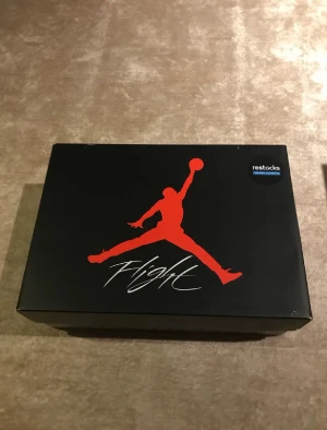 JORDAN 4 PURPLE RETRO  - Säljer dessa fantastiska Jordan 4 Purple Retro i storlek 42. Skorna är i utmärkt skick, betygsatta 9/10, och jag har kvitto tillgängligt. Priset är 1450 kronor.