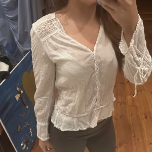 Vit blus - Jätte fin blus från mango💗har inte kommit till användning. 