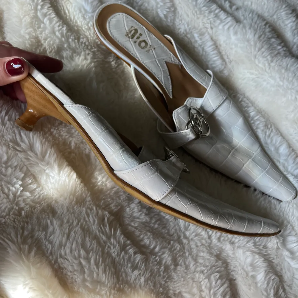 Populära ”kitten heels” från Dior, inköpta second hand. Har en del slitningar, se bilder. Inget en skomakare inte kan fixa! Storlek 37.. Skor.