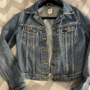 lee jeansjacka  - helt ny jeans jacka från lee  nypris: 1100kr skriv för fler bilder  pris går att diskutera 
