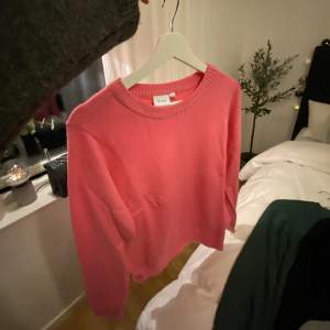 Superfin knallrosa stickad tröja från vila, den är endast använd ungefär 2 gånger💞 storlek S, 170kr + frakt🙌🏼