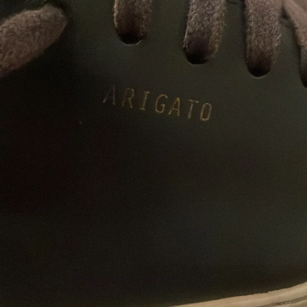 Axel arigato skor i stl 43. Unik modell eftersom att den inte säljs längre (vitt där bak). Lite slitna skosnören men annars i bra skick. Priset är inte hugget i sten🍾🙌🏼. Skor.