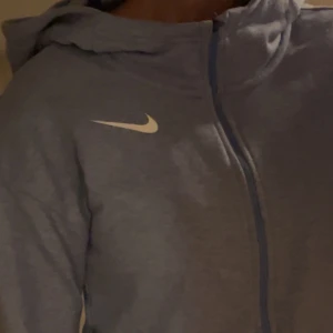 Nike luvtröja - Helt oanvänd Nike luvtröja i storlek 156-166. Passar mig som har XS/S :)