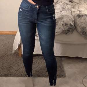 Mörkblå midwaist jeans med snygga slitningsdetaljer i storlek 36💙 Helt oanvända Är 159 för referens 