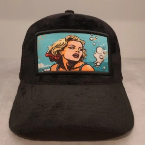 Revenite velvet keps 1/300 - Hej, säljer min velvetkeps från revenite, den är i 10/10 skick och kvalitet och jättefin i färg och form! Säljer för 500kr. Finns bara 300 i denhär färgen och väldigt få i så bra skick!🤩