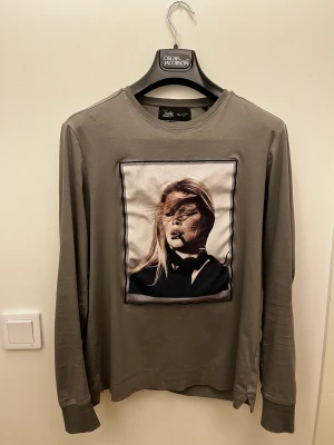 Limitato långärmad T-shirt grå  - Säljer nu denna otroligt snygga och exklusiva Limitato tröjan för ett dunder pris🩶😍den är enbart använda ett fåtal gånger och håller otroligt hög kvalite. Skick 9/10, ny pris 2000. Vid frågor om produkt och pris meddela i DM💫🩶