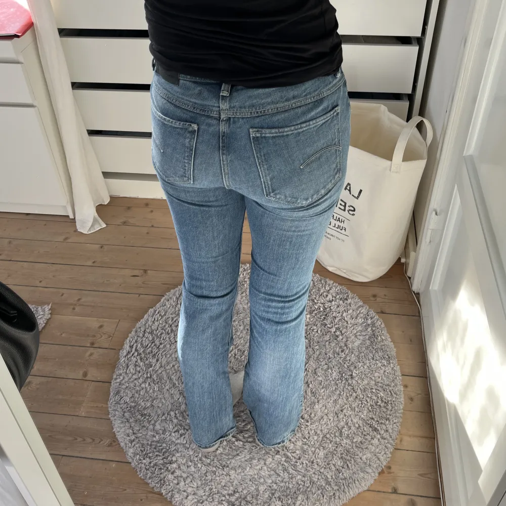 Sjukt snygga bootcut jeans ifrån g-star i riktigt, riktigt fint skick. Midjemått: 37 (rätt över) innerbenslängd: 78. Passar mig som e runt 170. Orginalpris runt 1500kr. Skriv vid frågor eller intresse! Använd gärna ”köp nu” också!!💘💘. Jeans & Byxor.