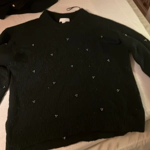 Tröja  - En fin svart tjock tröja med guldknappar på andvänd cirka 2 gånger säljer då den inte passar så bra på mig köparen står för frakten❤️❤️storlek xs men ganska stor i storleken 