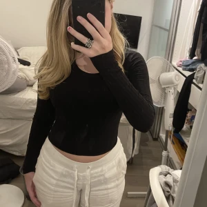 Urringad knyt topp - Läs bio! Svart tajt urringad topp med knytning baktill❤️