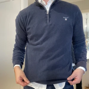 GANT halfzip - En riktigt fin mörkblå GANT Halfzip i storlek S. Känns som ny!  Hör av dig om du har några funderingar!