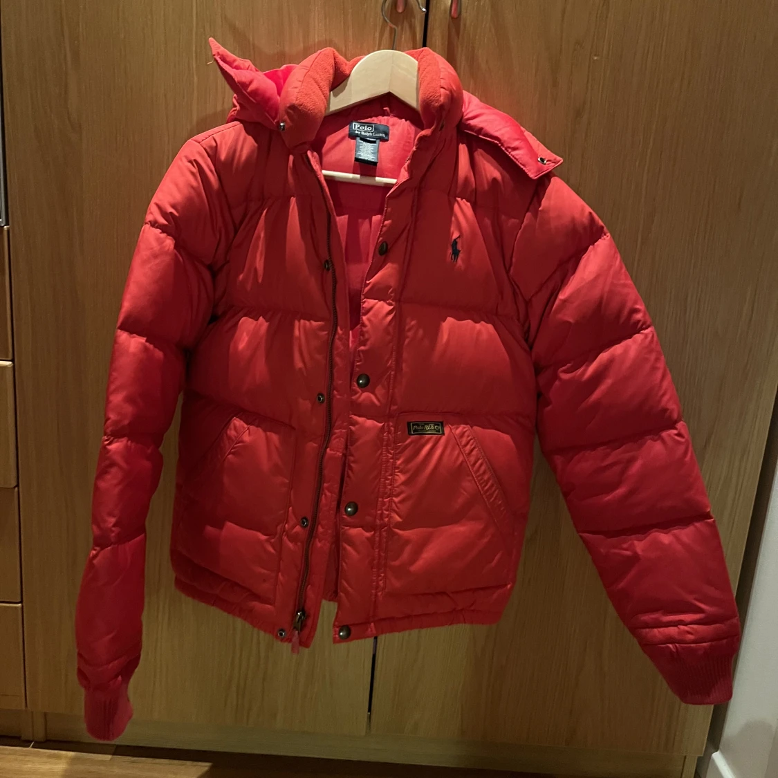 Röd dunjacka 