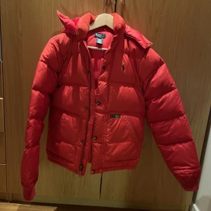 Röd dunjacka  - Röd Ralph lauren jacka, supersnygg till vintern. 