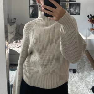 Stickad tröja - Jättefin beige stickad tröja från H&M🫶🏻 Använd kanske 2 gånger och i nyskick! ❌LÄS BIO INNAN DU KONTAKTAR/KÖPER❌