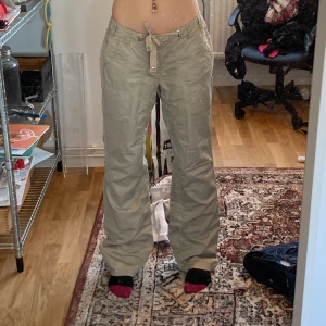 Esprit cargo byxor - Low waist cargo byxor från Esprit, går att knyta i midjan. Dom är bootcut och ganska långa så passar dom som är lite längre också. Oklart exakt vilken storlek men skulle säga ungefär 36/S.