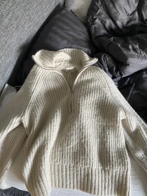 Stickad tröja - Perfekt nu till hösten! Halskedjad stickad tröja💗