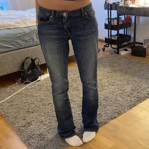 Jag säljer dessa skit snygga lågmidjade jeansen som inte kommer till användning längre. Som referens är jag 164 cm och de är liiite för långa på mig🩷