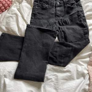 Svarta jeans från Luca storlek 146/152. Skriv om fler bilder🥰 pris kan diskuteras❤️