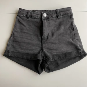 Högmidjade shorts - Använd men i bra skick. Högmidjade och stretchiga.