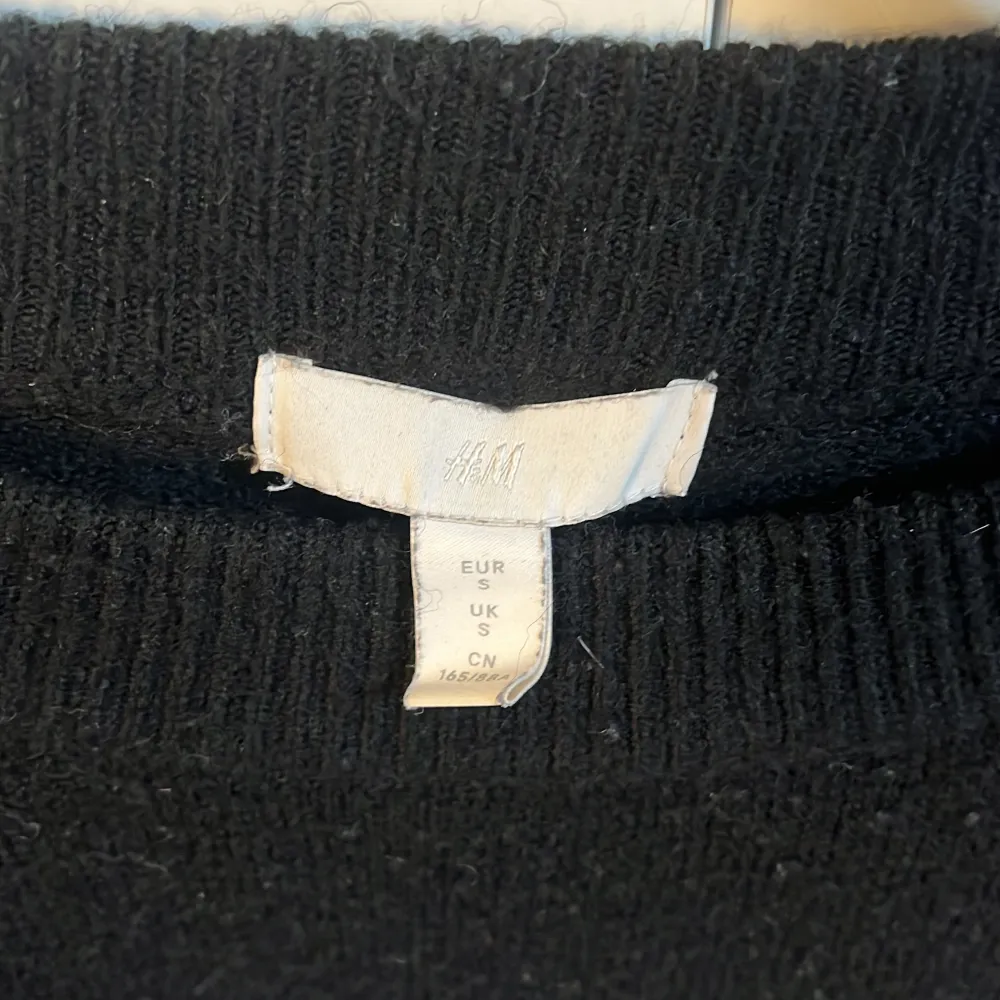 jättefin randig stickad tröja från H&M. Lite nopprig men annars inga större tecken på användning. 💞. Stickat.