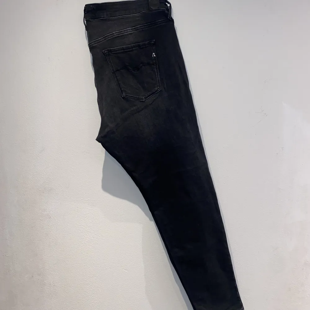 Replay jeans Modell:Luzien Mycket bra skick, inga defekter Storlek:34/30 Nypris:1199 Pris:399. Jeans & Byxor.